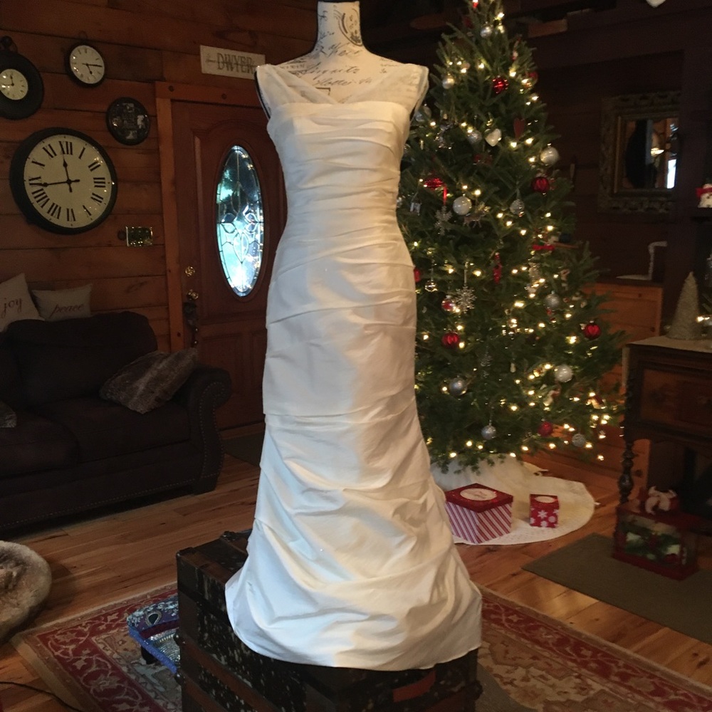 Stunning Ivory Wedding Dress